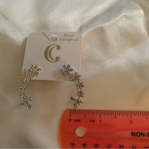 💎 NWT Charming Charlie flower diamond earring ear cuff silver plated - Picture 3 of 4